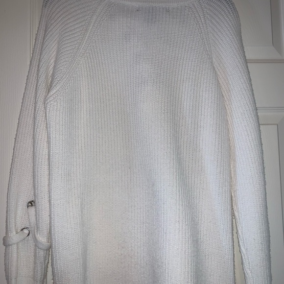 Forever 21 Gorgeous White Sweater Size Medium - Picture 2 of 3